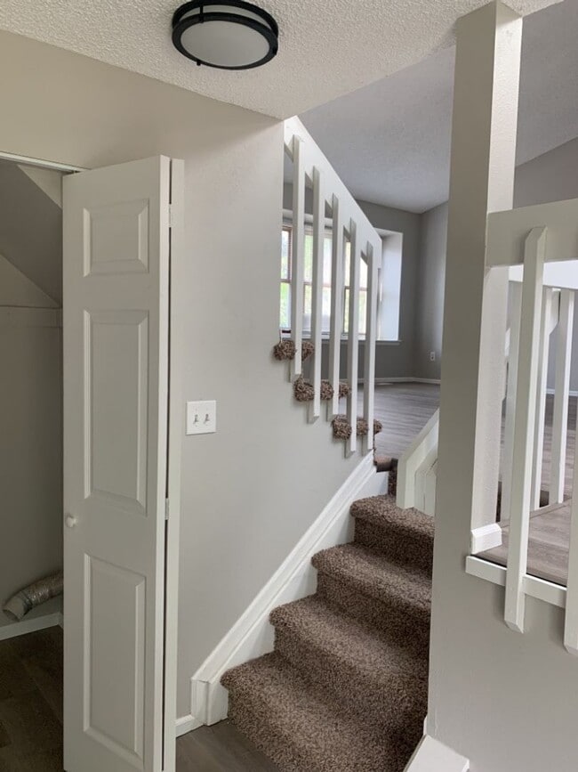 Building Photo - Spacious Tri-Level Home in Southwest Ft. C...