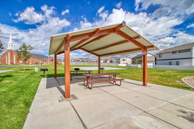 Building Photo - 8636 N Cypress Alley