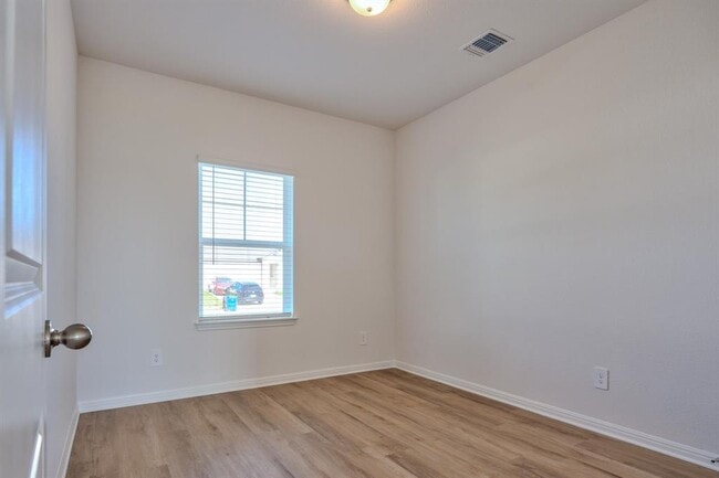 Building Photo - 129 Honey Bee Rd