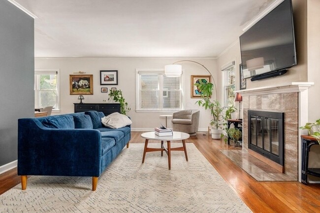 Building Photo - Spacious 4BR Home with Finished Lower Level & Fenced Yard in Upper Arlington