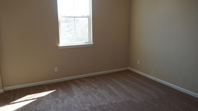 Building Photo - Beautiful two story home in Roseville!