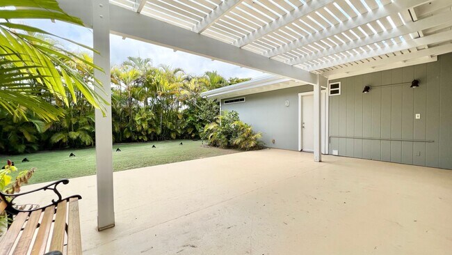 Building Photo - RARELY AVAILABLE 3 BEDROOM NEAR BEACH