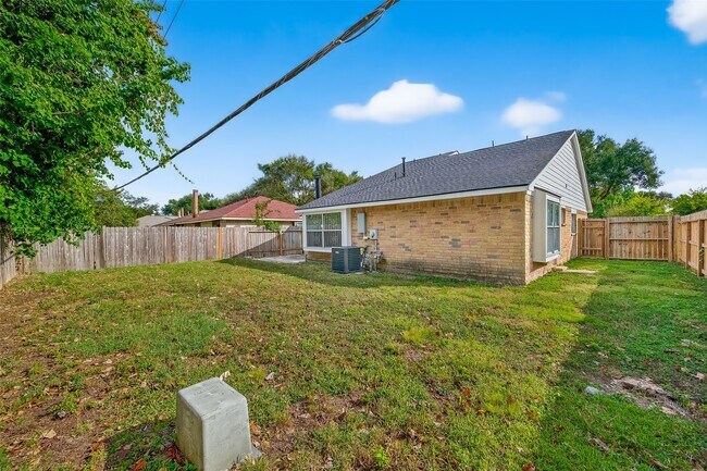 Building Photo - 5530 Oak Falls Dr