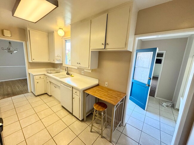 Building Photo - Charming 3-Bedroom, 2-Bathroom Home for Re...