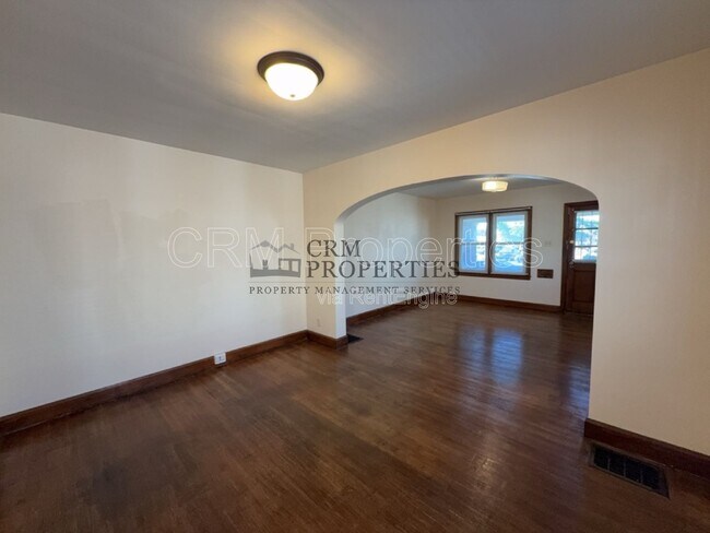 Building Photo - 933 N Linwood Ave