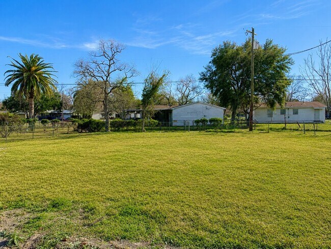 Building Photo - 603 Wisteria St