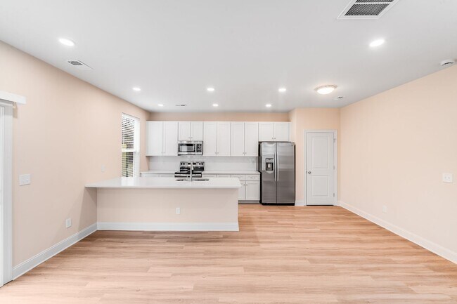 Building Photo - 645 Brookwood St