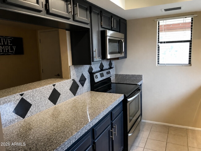 Building Photo - 850 S River Dr