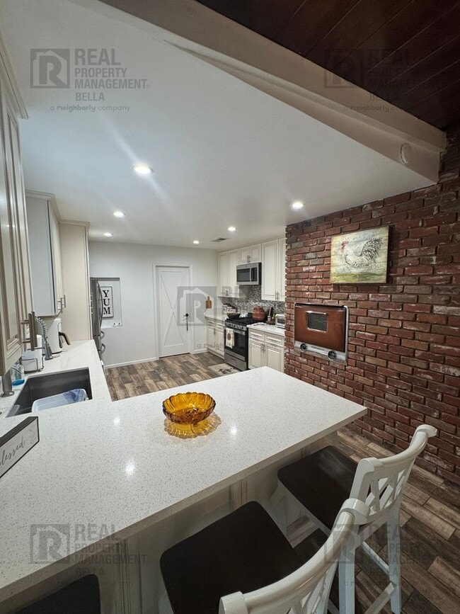 Building Photo - 3-Bed, 2-Bath Oasis in Hemet with Sparklin...