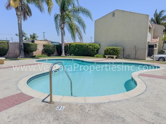 Building Photo - 1136 Gian Dr