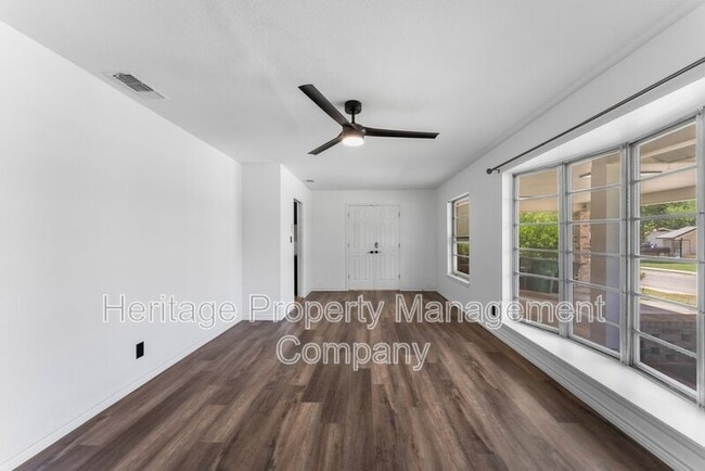 Building Photo - 3614 Versailles Dr