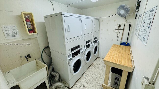 Building Photo - 1530 SW 2nd St