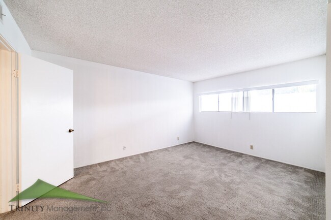 Building Photo - 2564 Navarra Dr