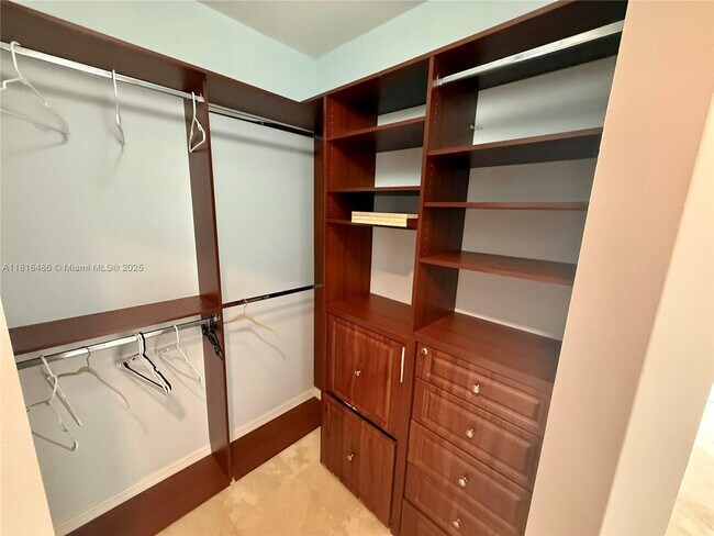 Building Photo - 808 Brickell Key Dr