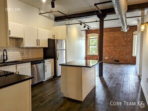 Building Photo - Large Loft in River Market!