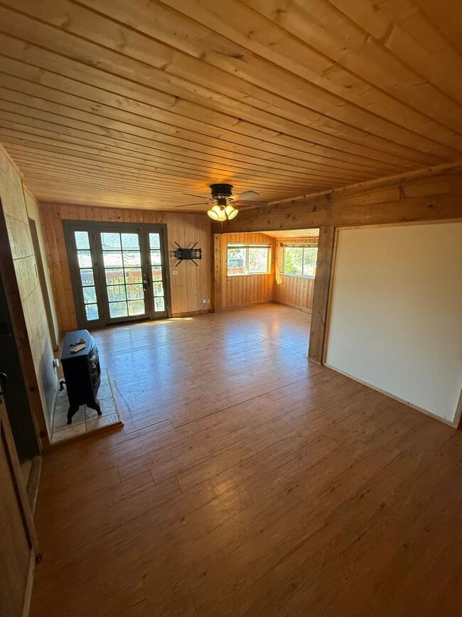Building Photo - Pet Friendly 3 Bdrm 1 Bath 1.8 Miles to OI...