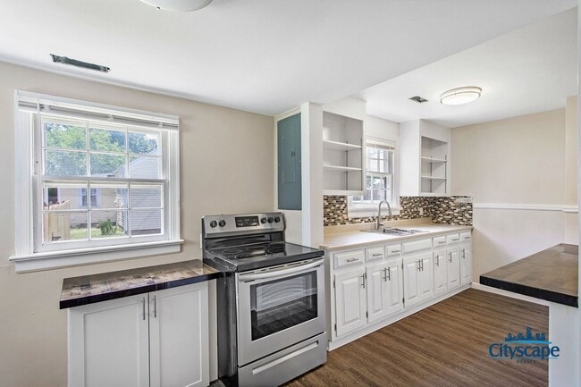 Building Photo - ADORABLE RENOVATED COTTAGE IN SANDSTON