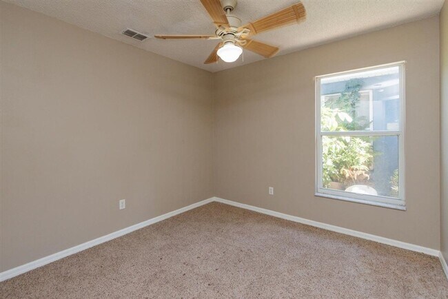 Building Photo - Single Family Home Like New