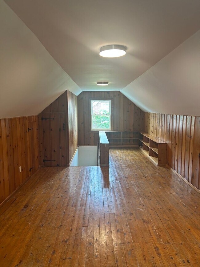Building Photo - Spacious 4 bedroom 1 Bath Home with Tons o...