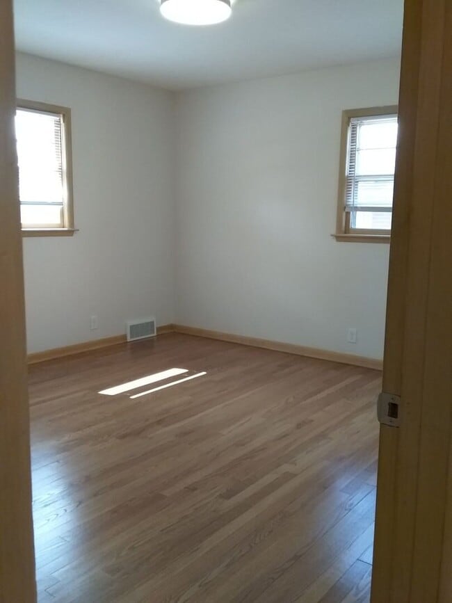 Building Photo - Cute, well maintained, brick duplex in South Central Lincoln