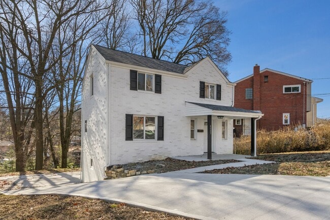 Building Photo - Newly Renovated 3 Bed/2.5 Bath Home - Cent...