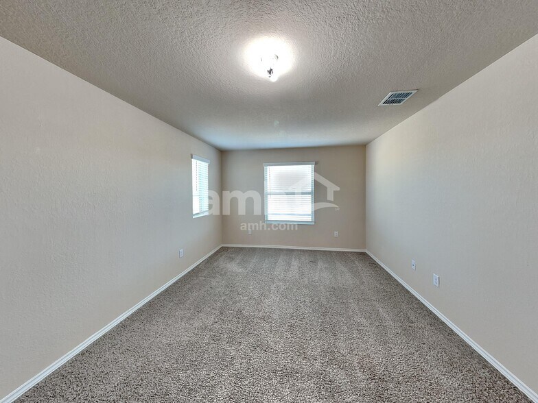 Building Photo - 747 Red Barn Bnd