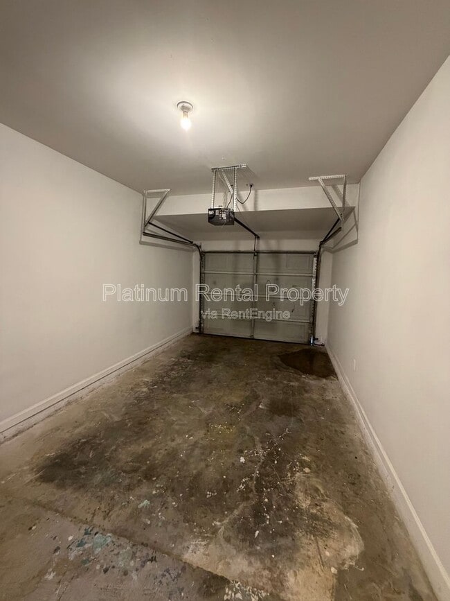 Building Photo - 250 Amal Dr SW