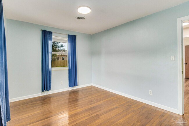 Building Photo - 2033 E Bobe St