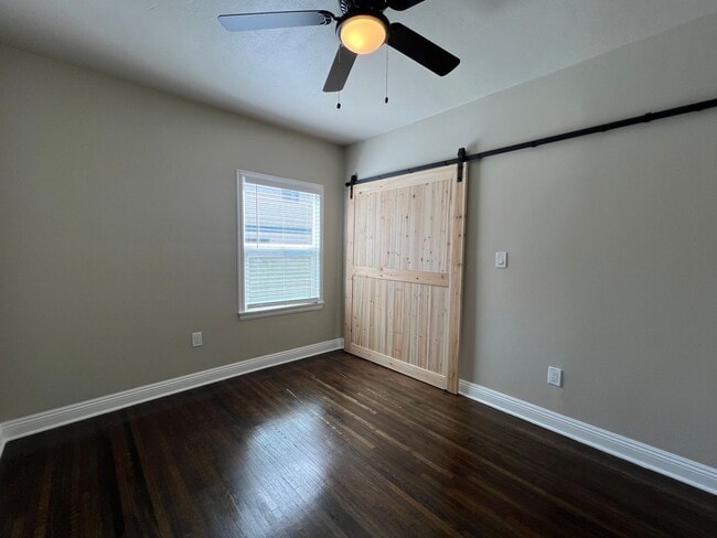 Building Photo - Craftsman Beauty with Upgrades | 2 Bed | 1...