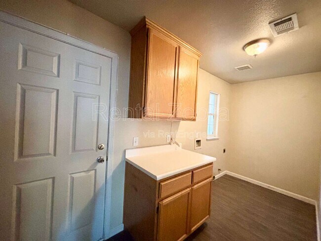 Building Photo - 736 Redwing Dr