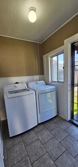 Building Photo - 522 W Florence Ave