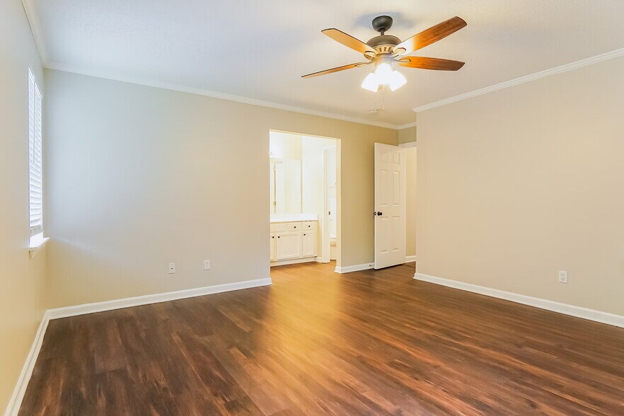 Building Photo - 215 Dolphin Ct