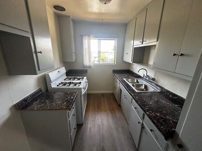 Interior Photo - 6448 Tujunga Ave