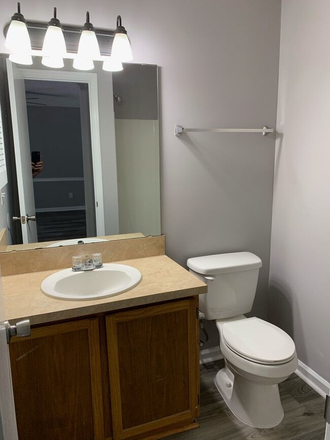 Building Photo - Spectacular Freshly Renovated 2 Bedroom 2 ...