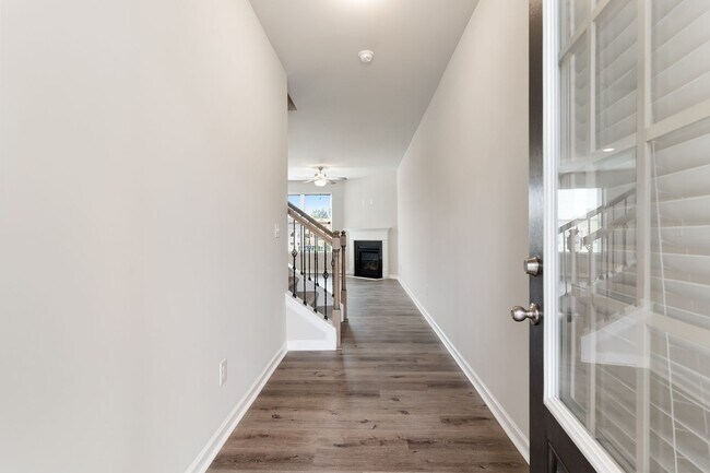 Building Photo - Contemporary 3 bed 2.5 Bath Town Home in Oakwood! Mundy Mill Township