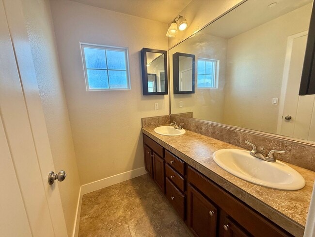 Building Photo - Hollister-Beautifully Updated 4BD/3BA Home with Garden Backyard in Prime Hollister Location