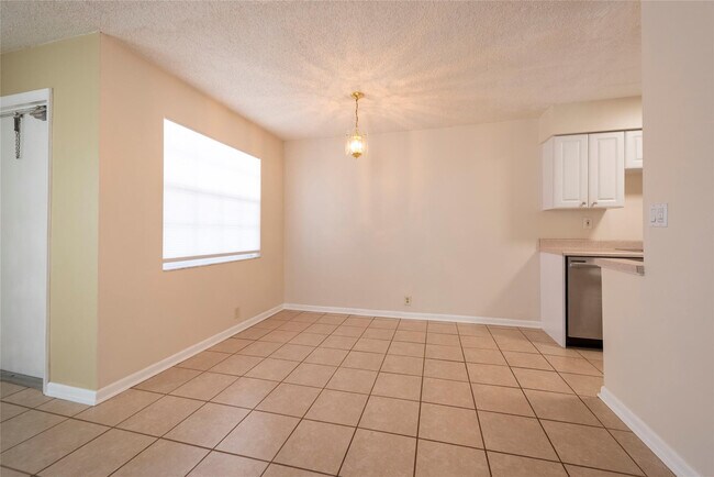 Building Photo - 930 Mandarin Is