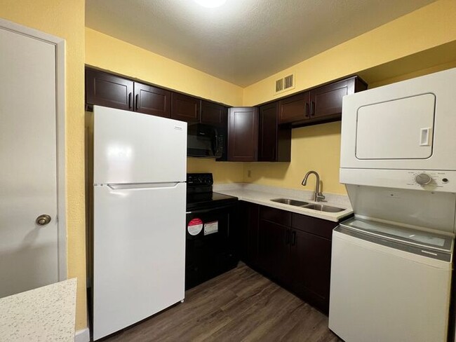 Building Photo - 50% OFF 1st Month's Rent!* Freshly remodel...