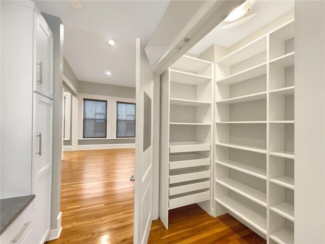 Building Photo - 300 Wall St