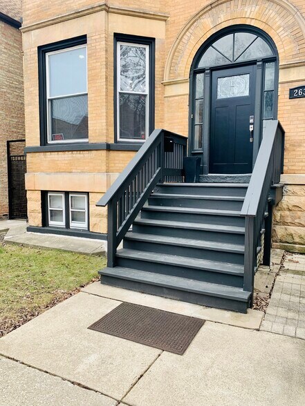 Primary Photo - 2637 W Walton St