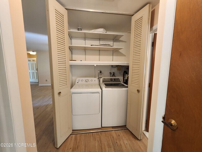 Building Photo - 341B Canterbury Ct