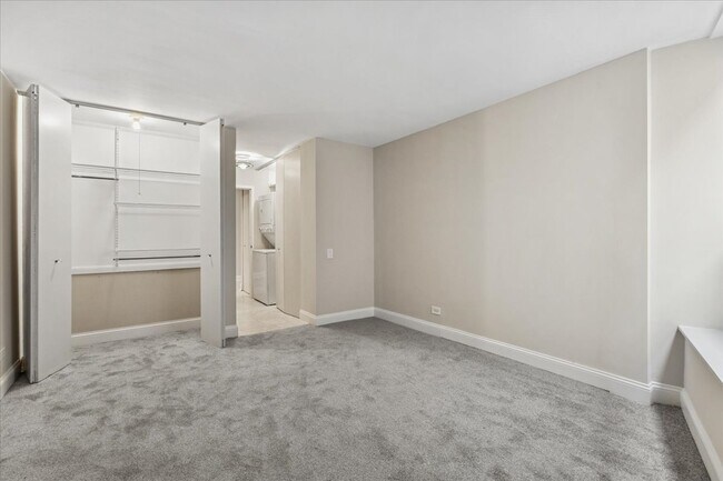 Building Photo - 110 E Delaware Pl