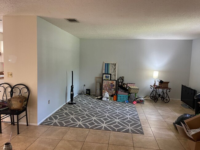 Building Photo - Cute and affordable in SE Palm Bay!!