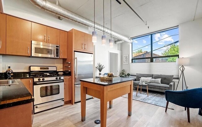 Building Photo - Modern 2BR, 2BA Industrial-Chic Living in ...
