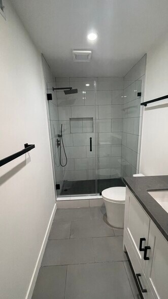 Building Photo - 740 N Kings Rd