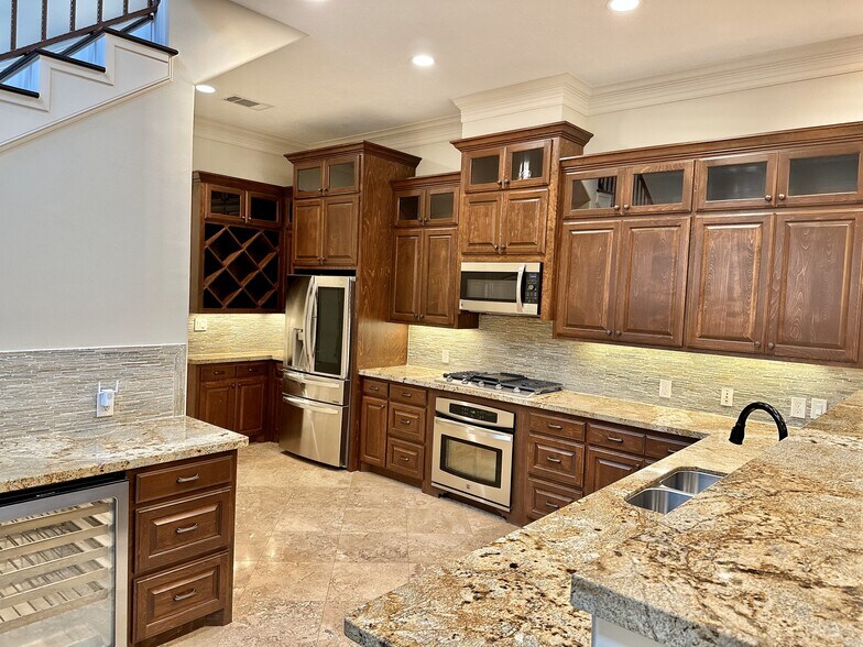 Another view of kitchen - 6121 Hamman St