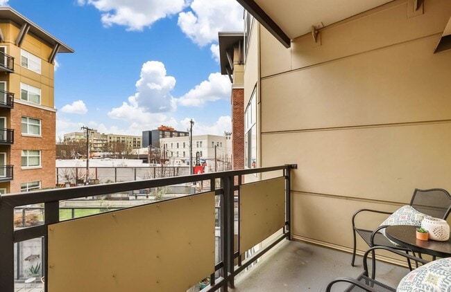 Building Photo - Enjoy comfort and luxury Seattle 1 bed/1 b...
