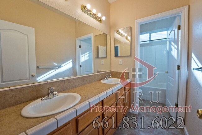 Building Photo - Ready to move in -4 bed+-2bath