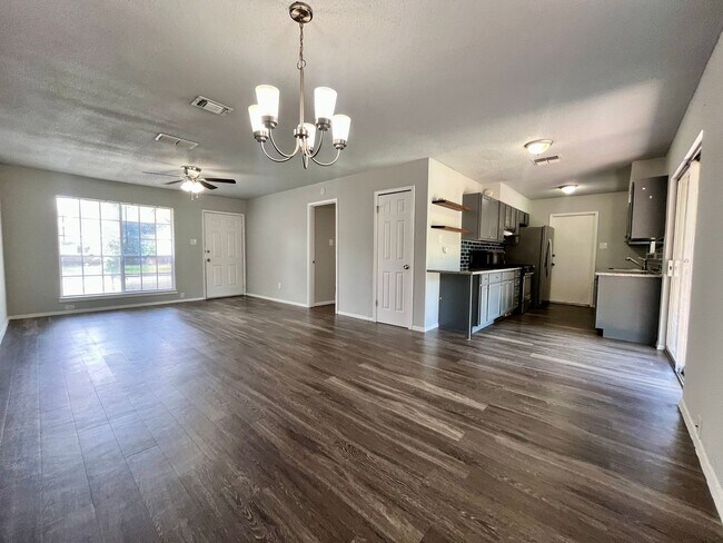 Building Photo - 3 Bedroom 2 Bath~ Close to Fort Sam!