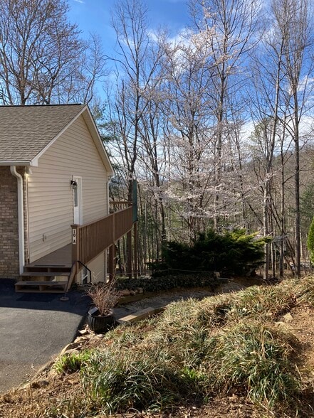 Ground level entrance from both levels. - 10 Hillsboro Dr